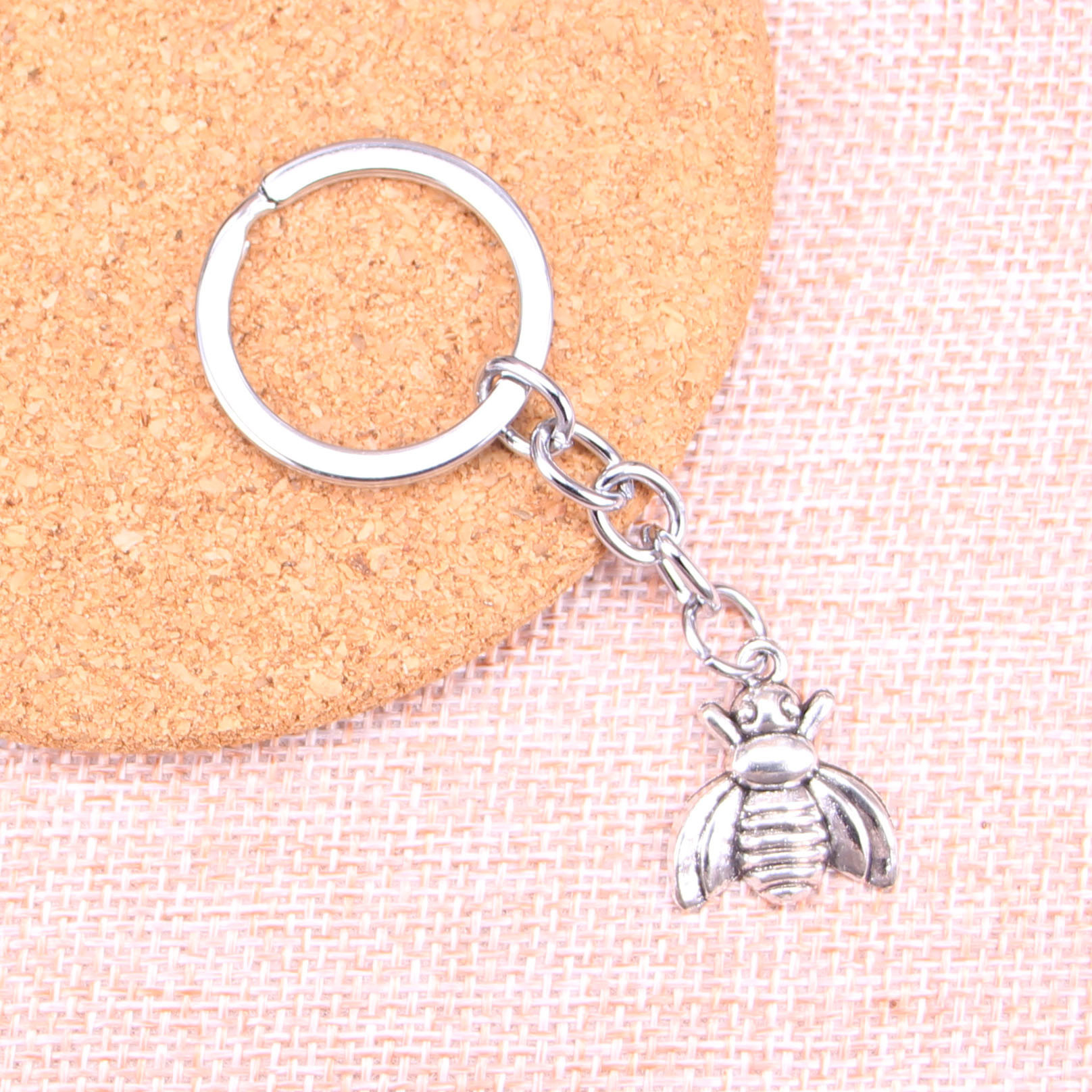 New Keychain 21*18mm bee Pendants DIY Men Car Key Chain Ring Holder Keyring Souvenir Jewelry Gift, Slivery;golden
New Keychain 21*18mm bee Pendants DIY Men Car Key Chain Ring Holder Keyring Souvenir Jewelry Gift, Slivery;golden