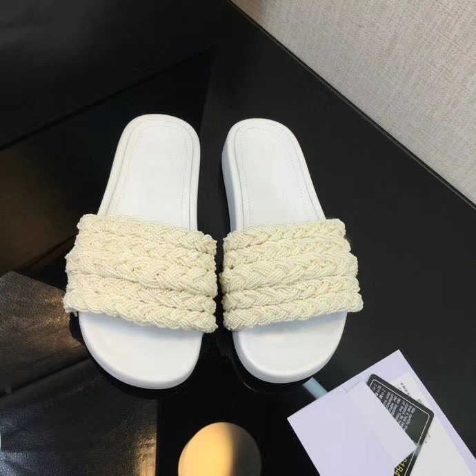 Women Mules Sandals Pearls Sliders Stuffies Top Quality Lambskin Black White Flat Slippers Ladies Beach Rubber Flip Flops With Box, Color 2
Women Mules Sandals Pearls Sliders Stuffies Top Quality Lambskin Black White Flat Slippers Ladies Beach Rubber Flip Flops With Box, Color 2