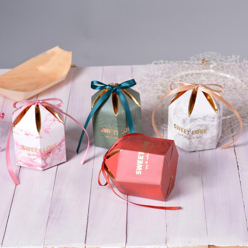 50cs/Set Hexagon Yurt Style Gift Box Packaging Wedding Favors Gifts Candy Boxes With Ribbon Baby Shower Wedding Party Supplies
50cs/Set Hexagon Yurt Style Gift Box Packaging Wedding Favors Gifts Candy Boxes With Ribbon Baby Shower Wedding Party Supplies