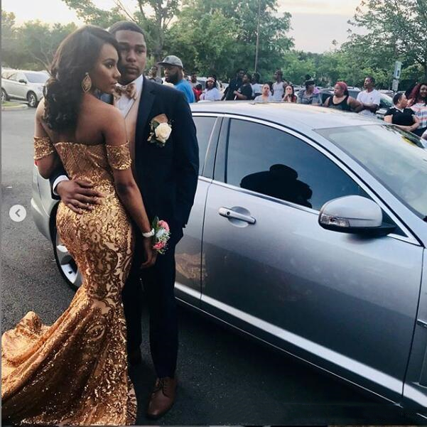Sparkly Black Girls Mermaid Prom Dresses New Long Off The Shoulder Sweep train Sweetheart Formal Evening Dress Gold Sequins Party Gowns
