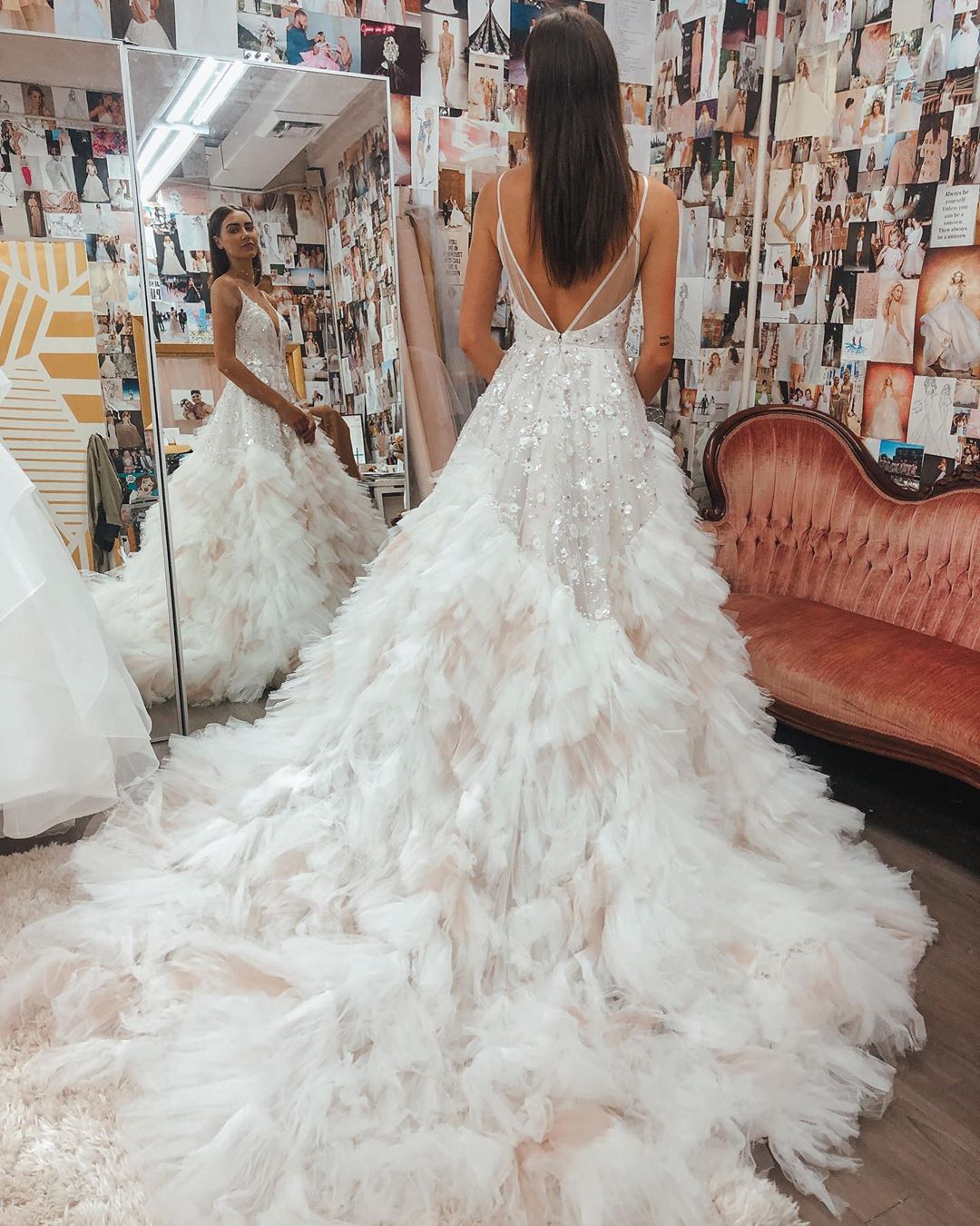 Backless Stunning Sequined Wedding Dresses Beaded Deep V Neck A Line Tiered Bridal Gowns Tulle Sweep Train Robe De Marie