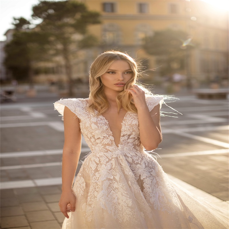 Elegant Newest A-line Wedding Dresses Sexy High V-neck Backless Feather Lace Applique Ruched Tulle Bridal Gown Vintage Wedding Dress