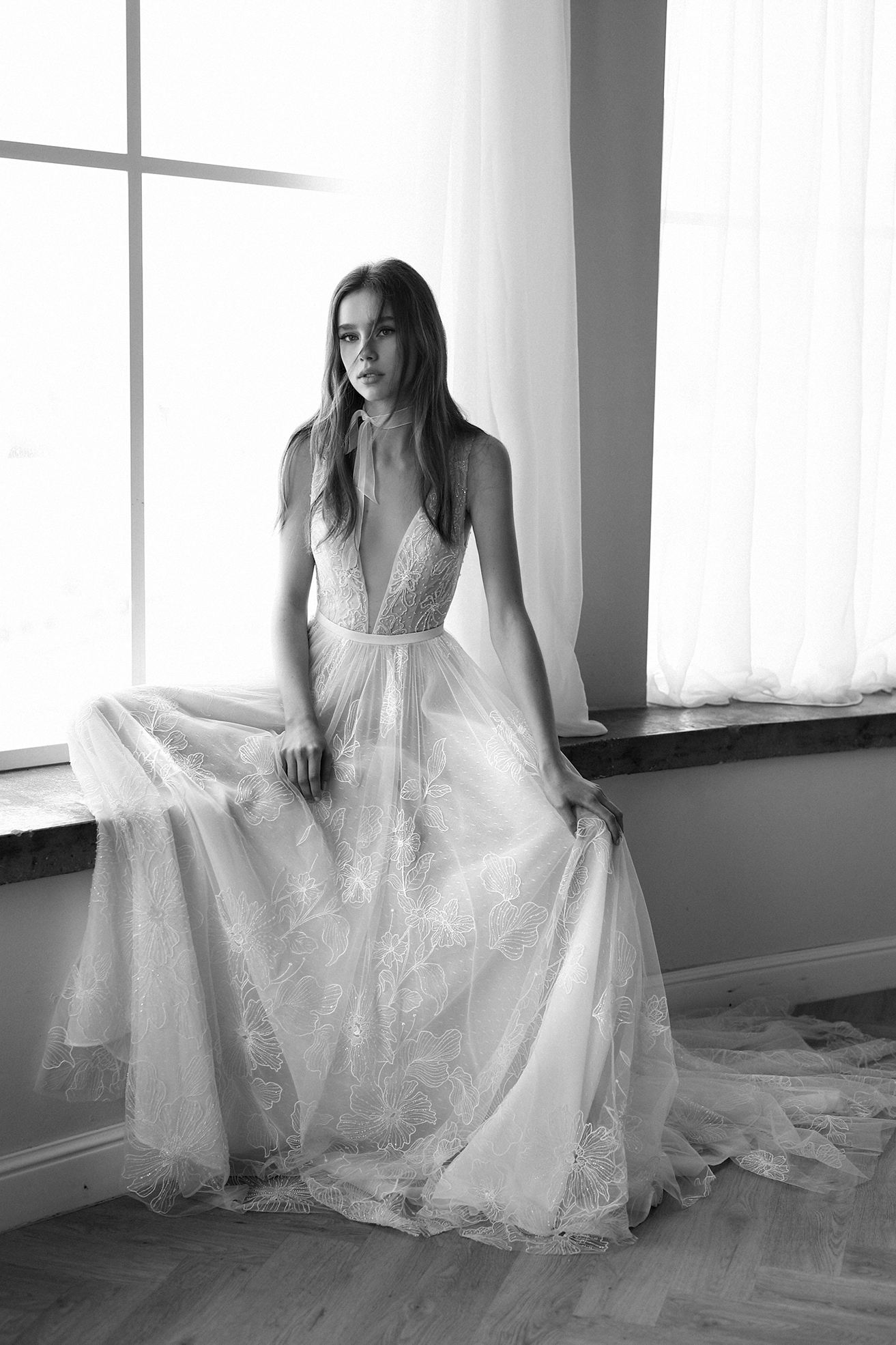 2021 Lihi Hod Embroidery A Line Wedding Dresses Deep V Neck Sleeveless Appliqued Bridal Gowns Sweep Train Backless Wedding Gowns