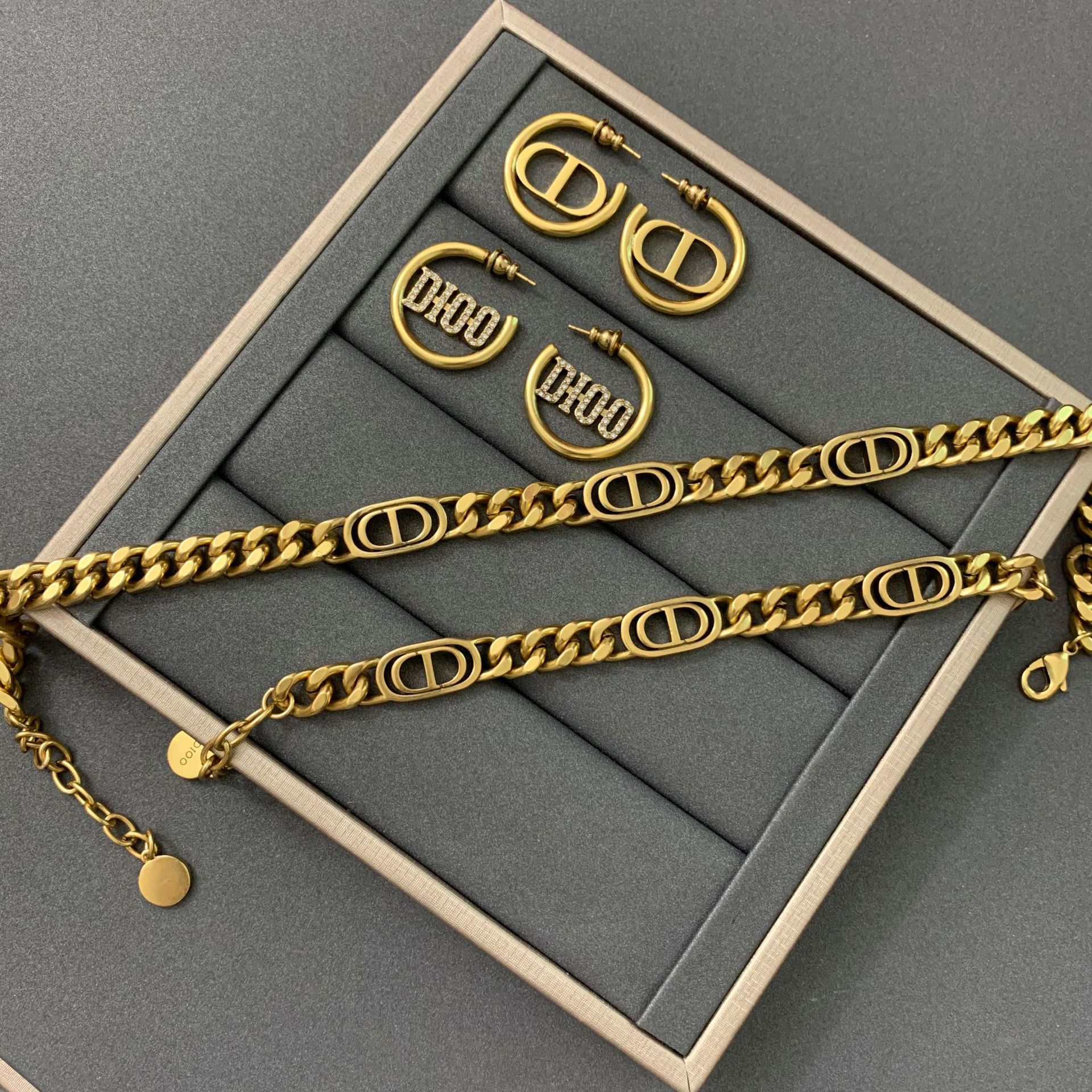 D Home 2020 New CD letter necklace women's online celebrity heavy industry bracelet High version earrings, Original packaging gift box set of
D Home 2020 New CD letter necklace women's online celebrity heavy industry bracelet High version earrings, Original packaging gift box set of