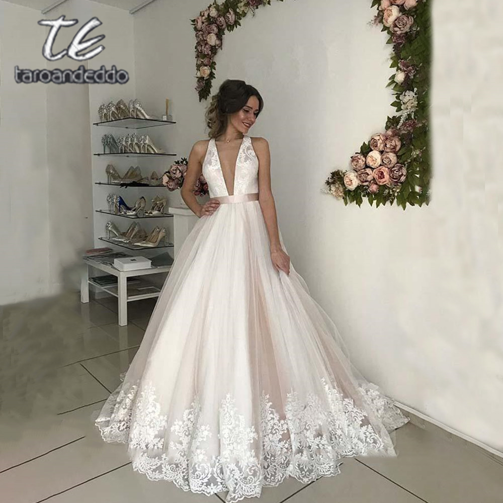 V Neck Tulle Wedding Dresses A Line Open Cross Back Applique Floor Length Sweep Train Sleeveless Bridal Dress, White
V Neck Tulle Wedding Dresses A Line Open Cross Back Applique Floor Length Sweep Train Sleeveless Bridal Dress, White