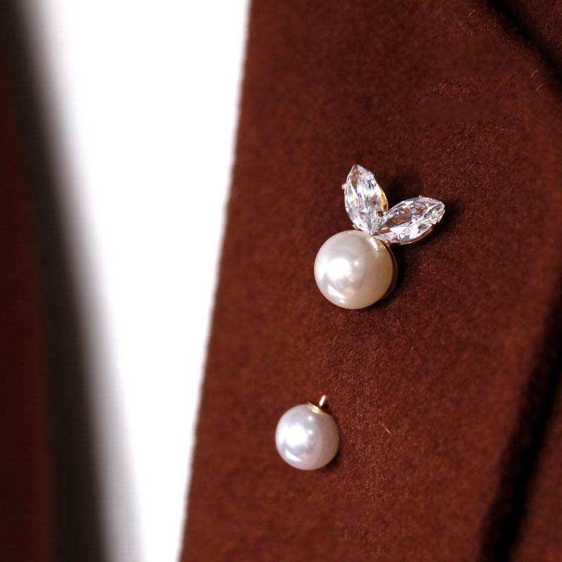 Zircon Pearl Heart Short Anti-light Button Low-cut V-neck Shirt Cardigan Clip Scarf Buckle Decoration Korean Jewelry Accessories
Zircon Pearl Heart Short Anti-light Button Low-cut V-neck Shirt Cardigan Clip Scarf Buckle Decoration Korean Jewelry Accessories
