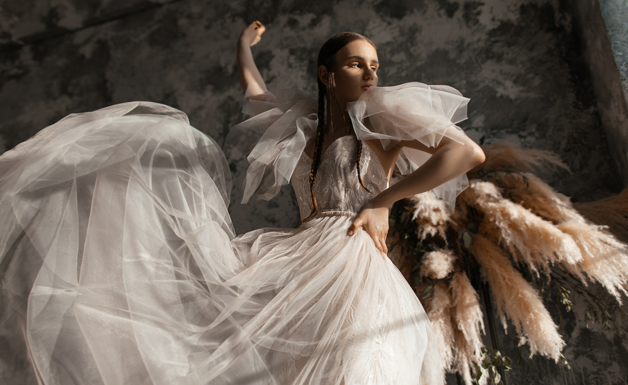 Spaghetti Wedding Dresses Custom Made A Line Designer Neck vestido de novia Scoop Sweep Train Tulle Bridal Gowns Robe