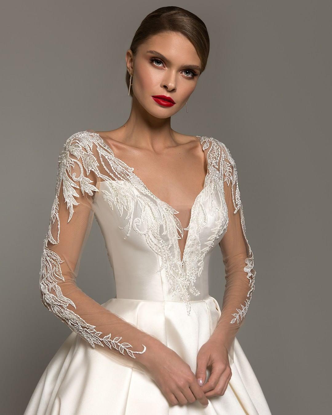 Wona 2021 Long Sleeves Wedding Dresses Deep V Neck Appliqued Covered Buttons Back Bridal Gowns Sweep Train Satin robe de mariée