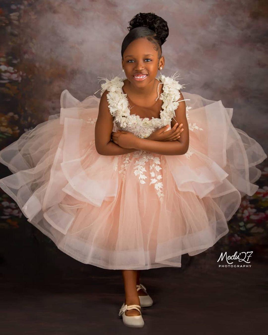 Luxurious Lace Beaded Flower Girl Dresses Knee Length Crystals Little Girl Wedding Dress Vintage Ball Gown Communion Pageant Dress