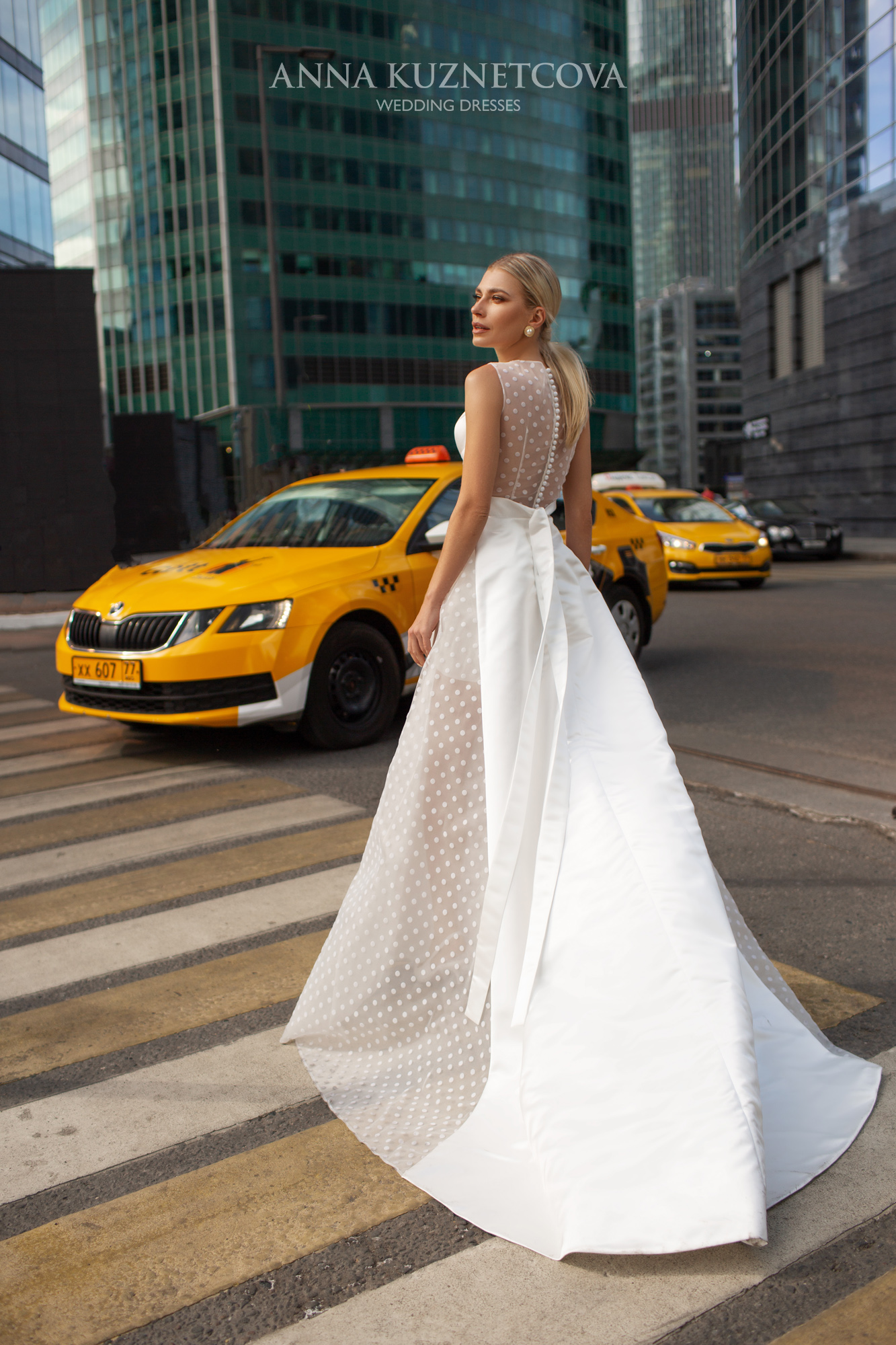 Jewel Neck Wedding Dresses Custom Made A Line Button Back vestido de novia Scoop Sweep Train Tulle Bridal Gowns Robe