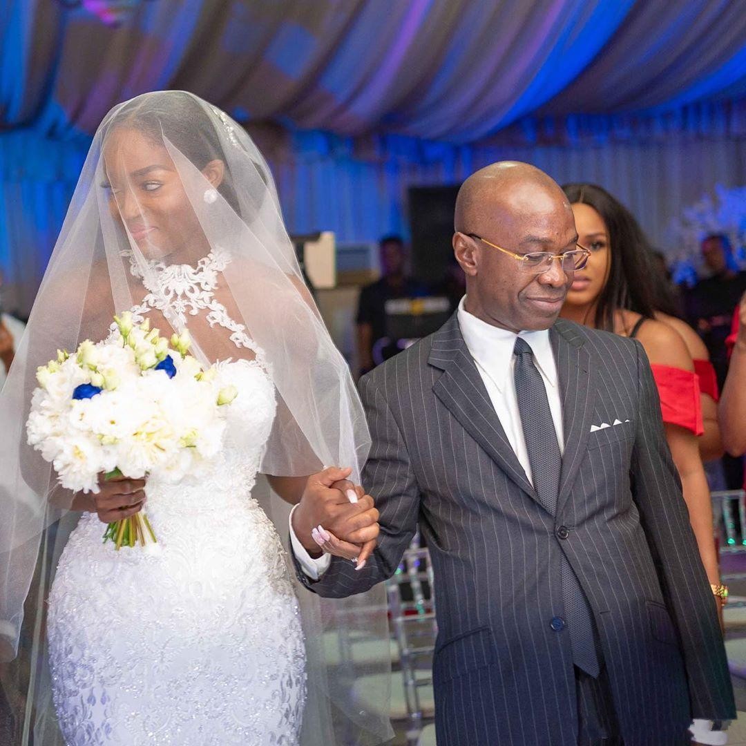 Dubai Arabic Plus Size Mermaid Dresses Halter Neck Long Sleeve Appliqued Lace Wedding Dress Bridal Gowns vestidos robe de mariee