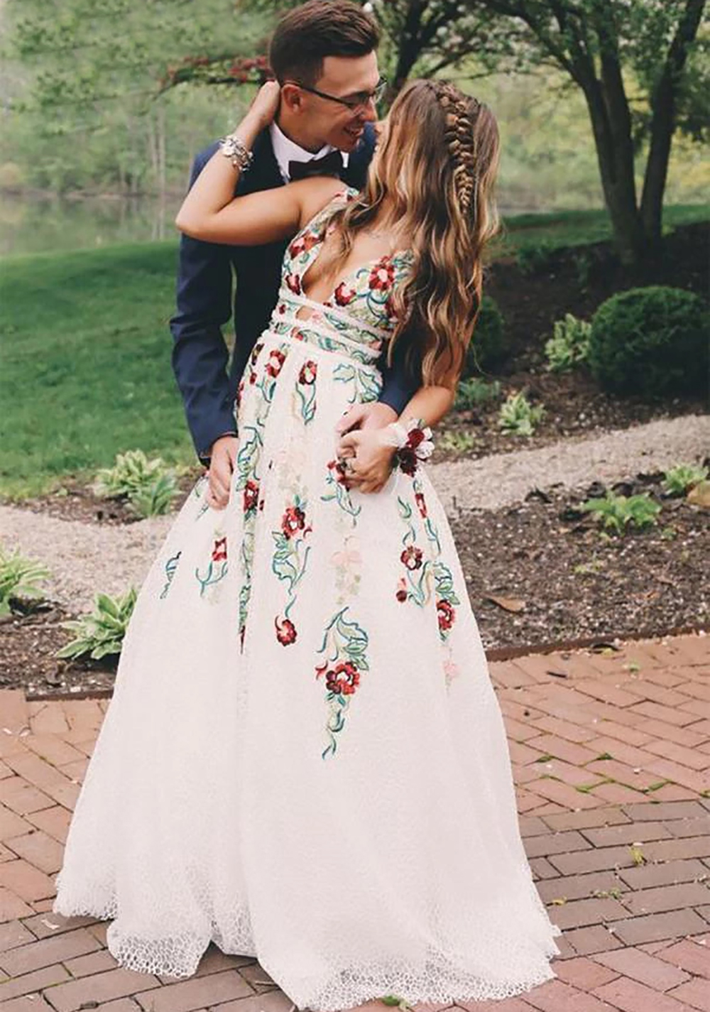 New White Fairy Prom Dresses A-Line V-Neck Lace Flowers Sleeveless Open Back Sexy Prom Dress Evening Party Gown