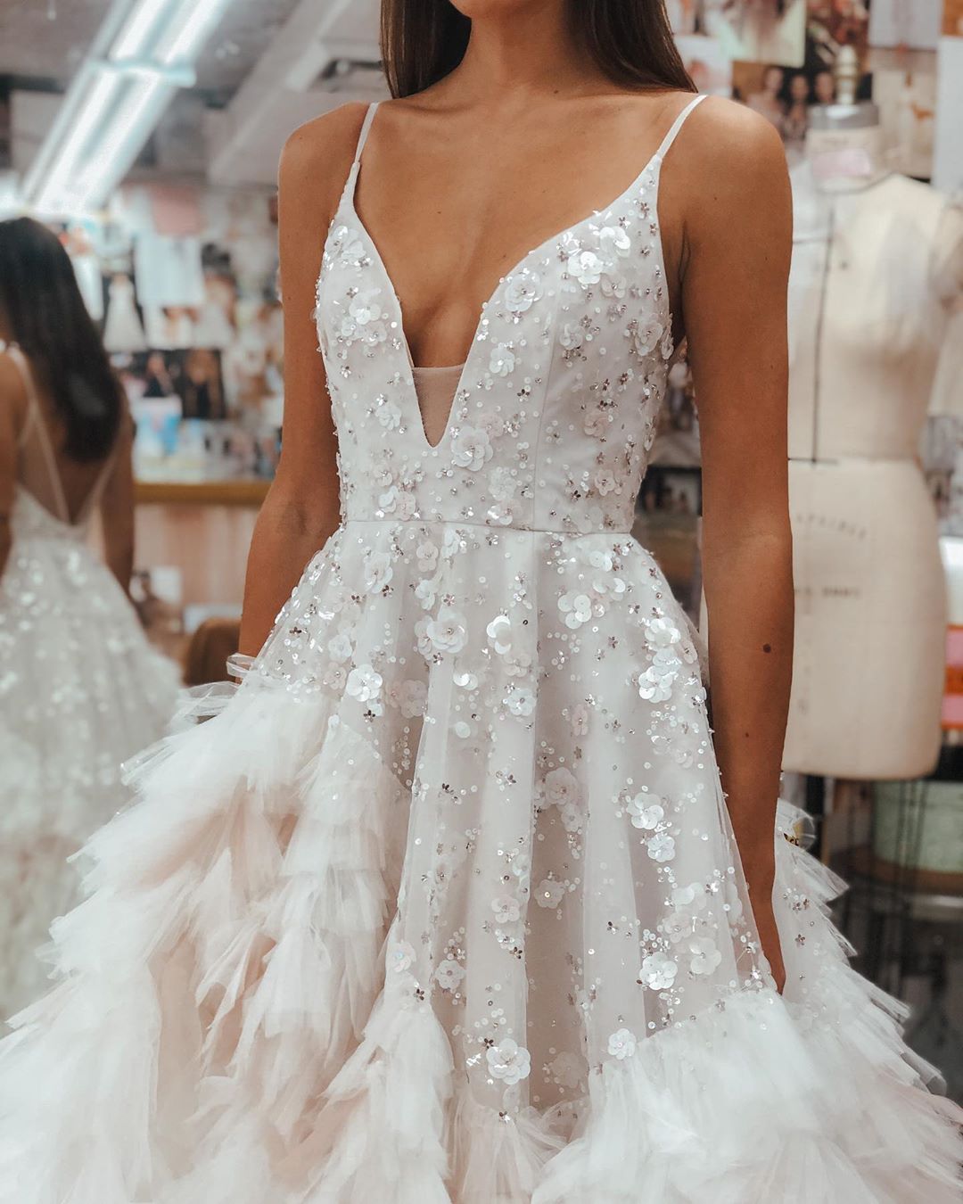 Backless Stunning Sequined Wedding Dresses Beaded Deep V Neck A Line Tiered Bridal Gowns Tulle Sweep Train Robe De Marie
