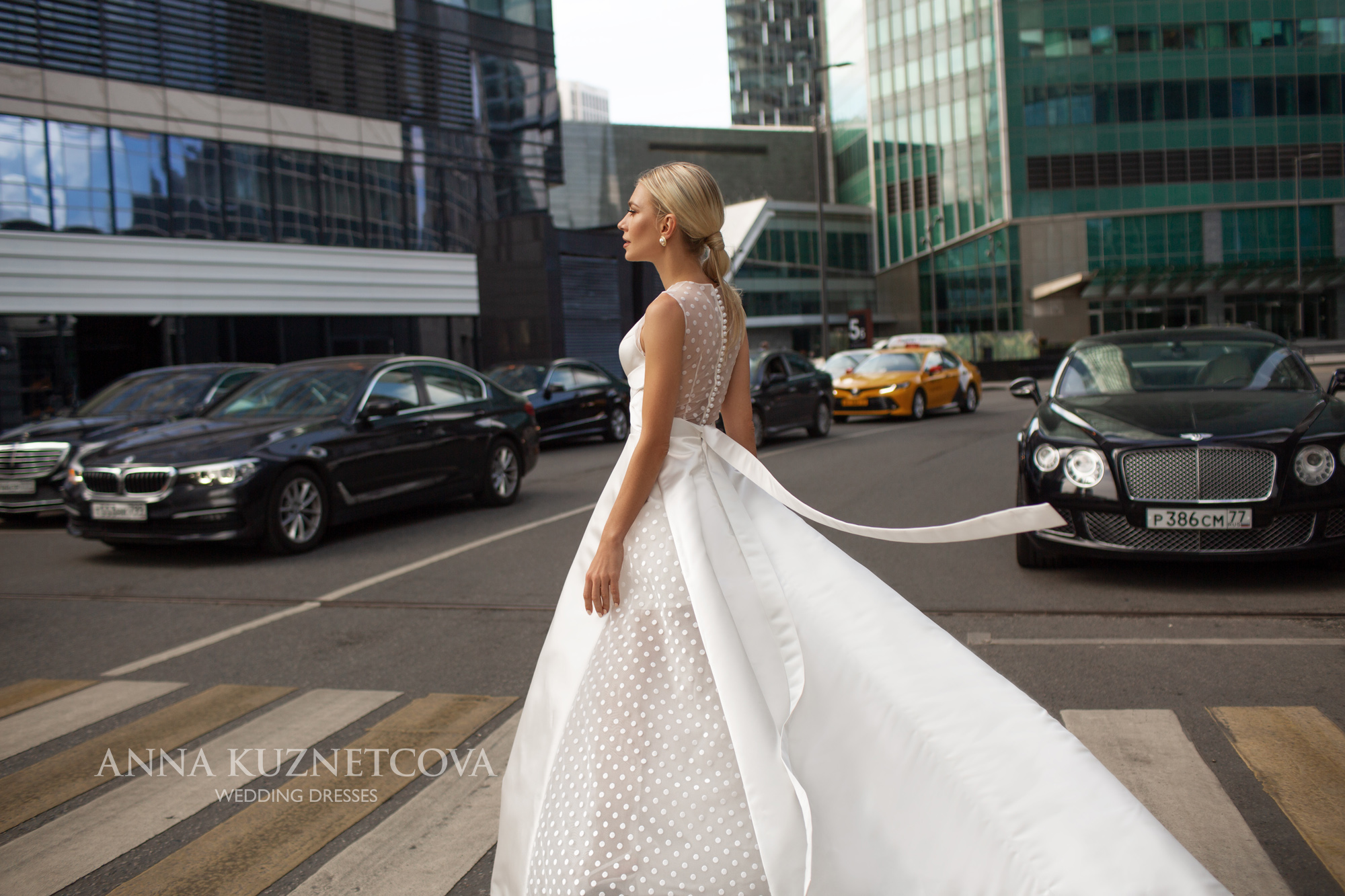 Jewel Neck Wedding Dresses Custom Made A Line Button Back vestido de novia Scoop Sweep Train Tulle Bridal Gowns Robe