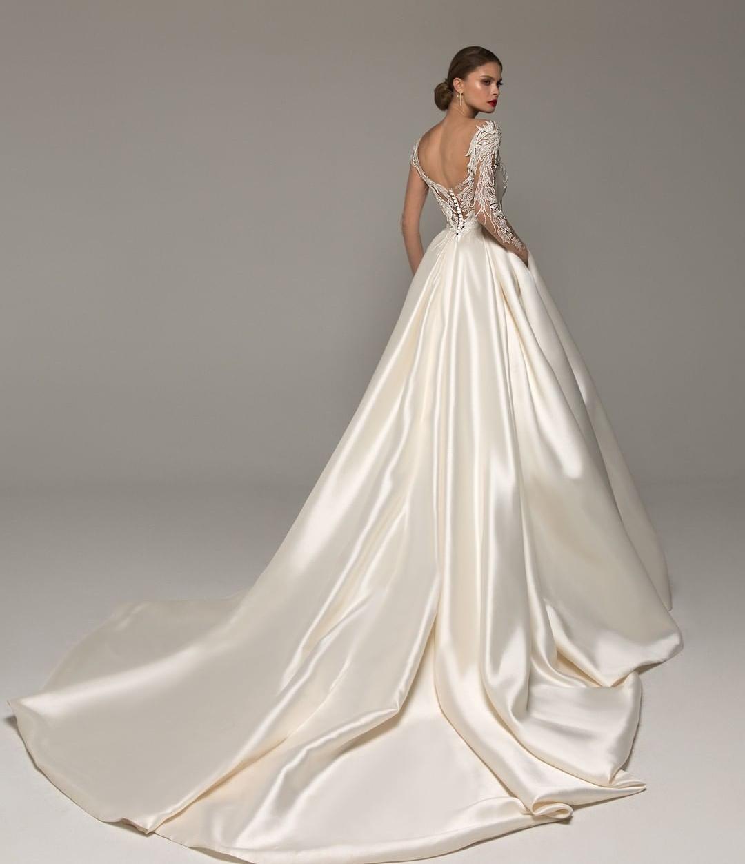 Wona 2021 Long Sleeves Wedding Dresses Deep V Neck Appliqued Covered Buttons Back Bridal Gowns Sweep Train Satin robe de mariée