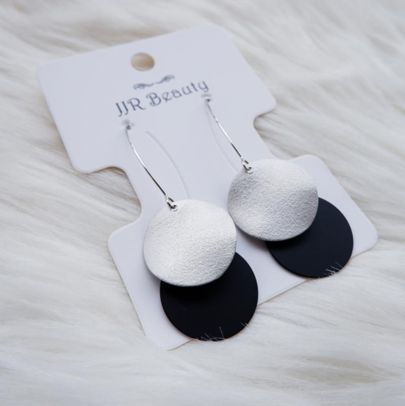 Temperament retro Earrings metal double round ear hook personality Fashion Earrings Fashion advanced
Temperament retro Earrings metal double round ear hook personality Fashion Earrings Fashion advanced