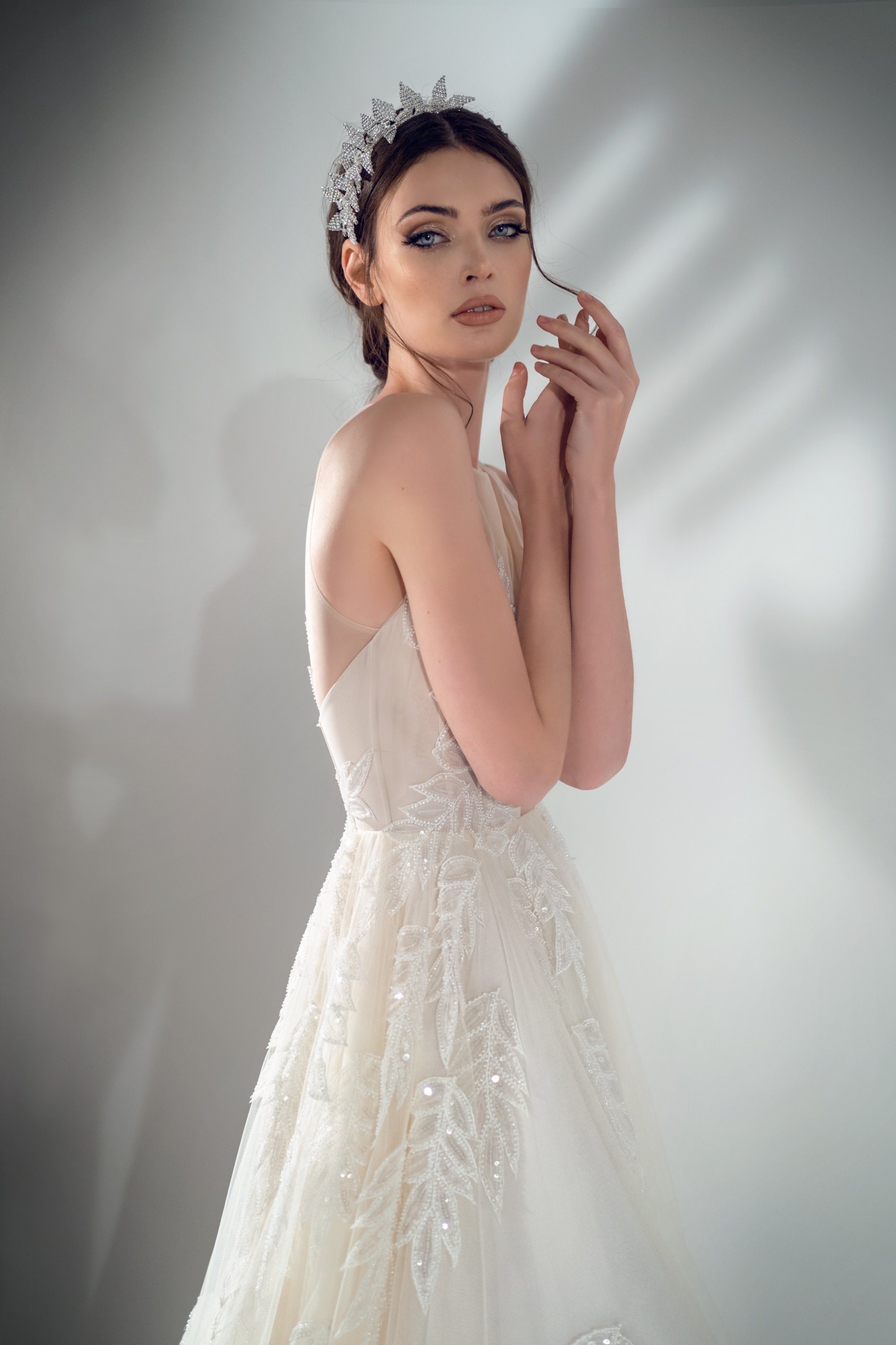 Fairy Jewel Neck Wedding Dresses Lace Applique Sleeveless Custom Made Wedding Dress Sweep Train Robes De Mariée
