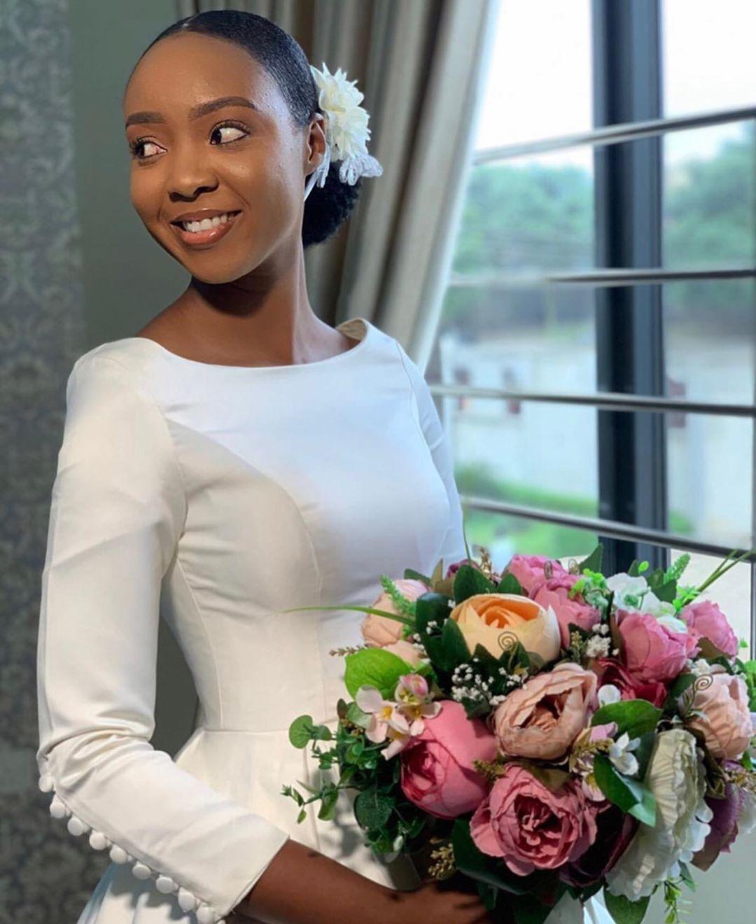 Simple Long Sleeves Dresses Ballgown Scoop Neck Covered Buttons Back Sweep Train Satin African Wedding Gown Vestido De Novia