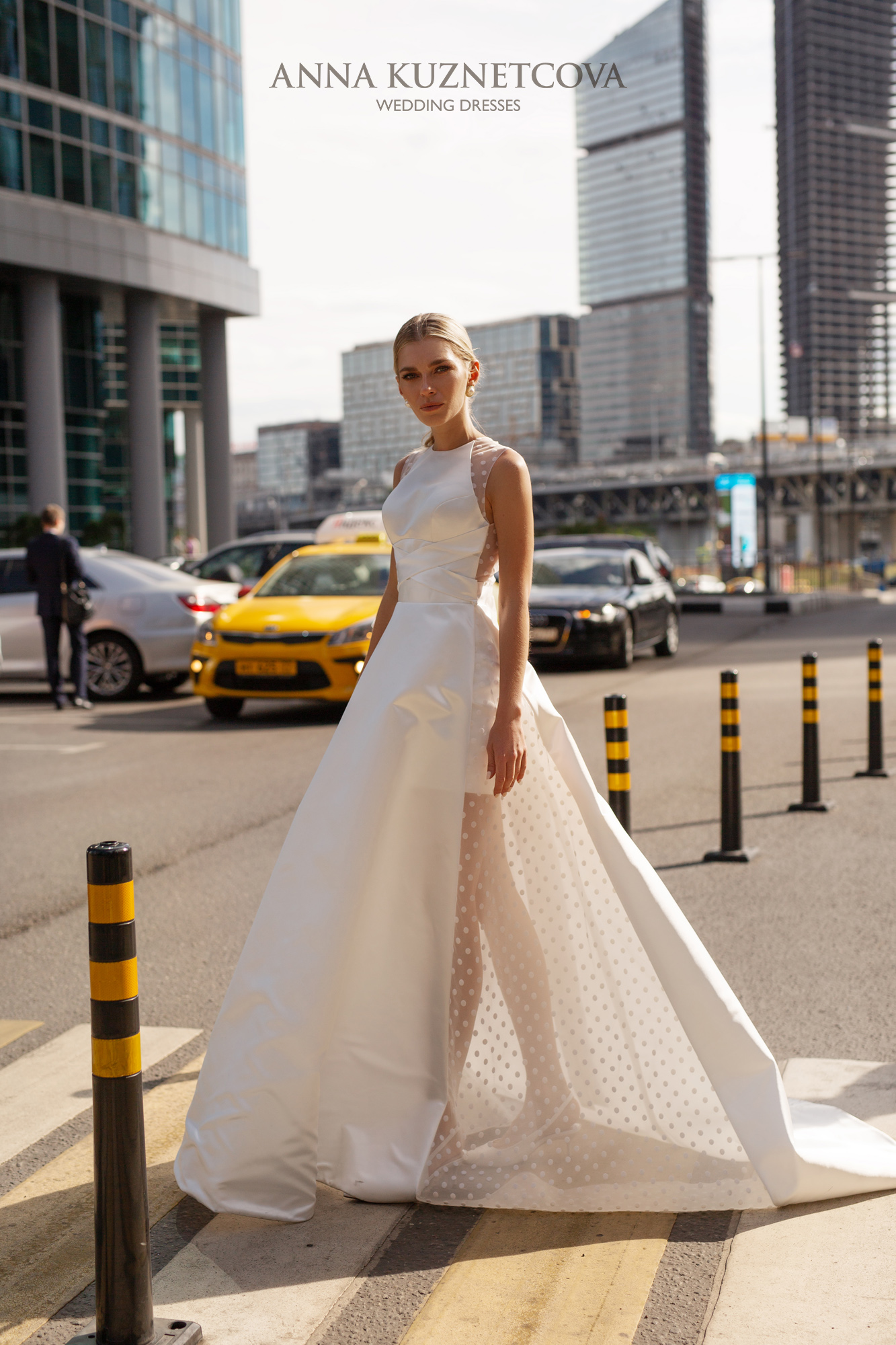 Jewel Neck Wedding Dresses Custom Made A Line Button Back vestido de novia Scoop Sweep Train Tulle Bridal Gowns Robe