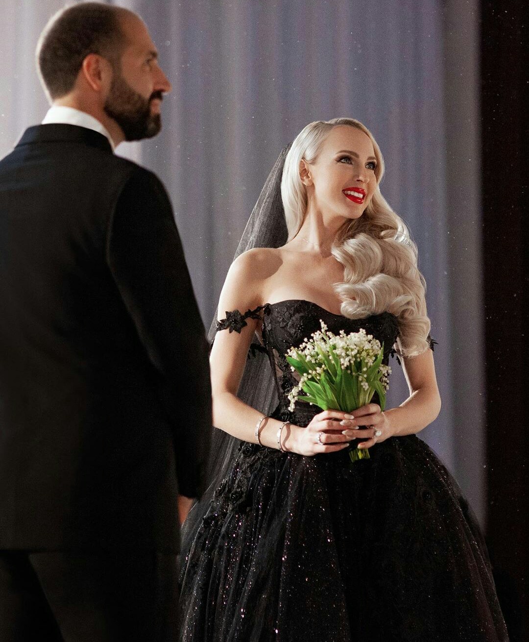 Black Sparkly Ball Gown Wedding Dress Off Shoulder Lace Appliques Sequins Bridal Gowns Sweep Train Wedding robes de mariée