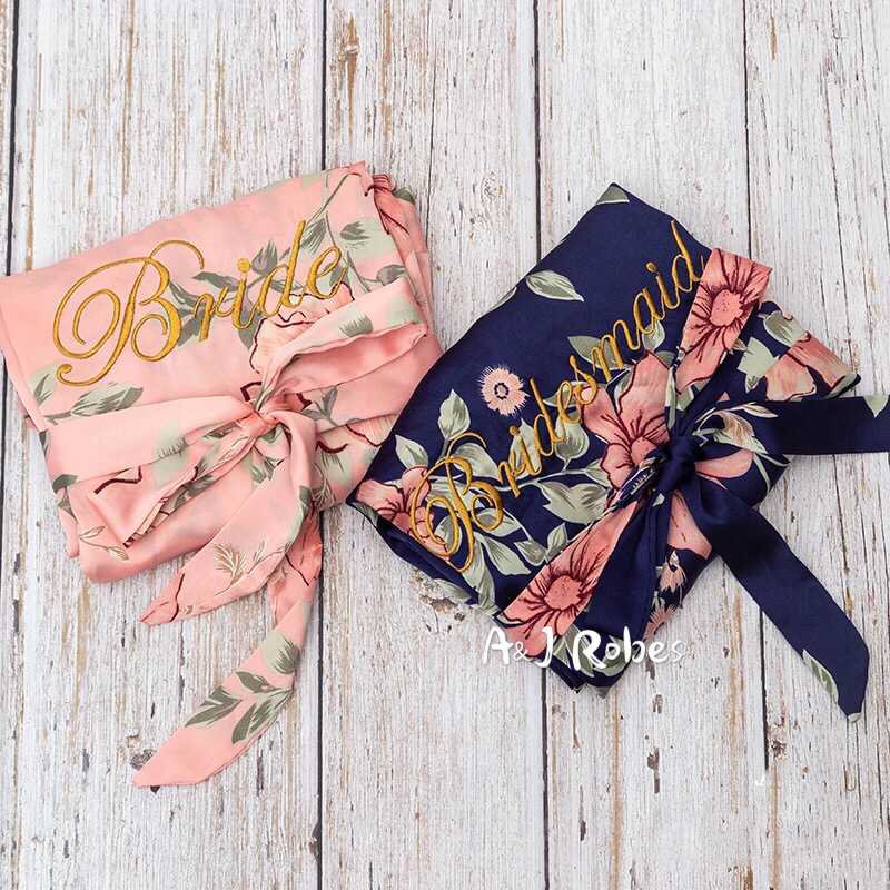 1pcs lot Custom name Flower Silk Kimono Robes Girlfriend Birthday Anniversary Gifts Wedding Bride Bridesmaid gift Satin Robe
1pcs lot Custom name Flower Silk Kimono Robes Girlfriend Birthday Anniversary Gifts Wedding Bride Bridesmaid gift Satin Robe