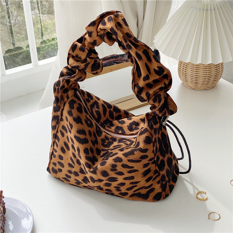 Fashion Leopard print Axillary bags for women Shoulder Bags Winter 2020 new female handbag small folds Travel bag bolsa feminina, Brown
Fashion Leopard print Axillary bags for women Shoulder Bags Winter 2020 new female handbag small folds Travel bag bolsa feminina, Brown