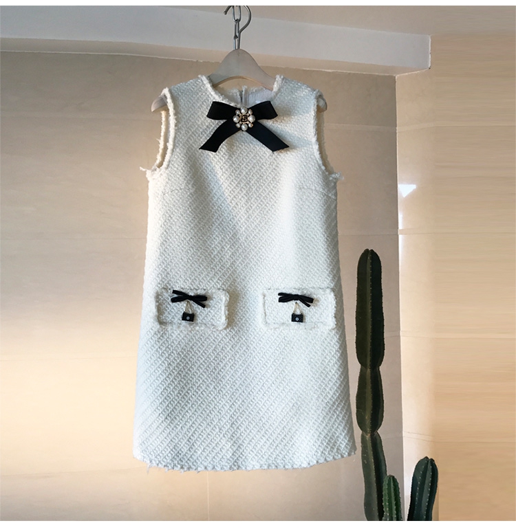 2020 autumn New women' o-neck sleeveless black white color block bow beading tweed woolen thickening dress tank dress M L
2020 autumn New women' o-neck sleeveless black white color block bow beading tweed woolen thickening dress tank dress M L
