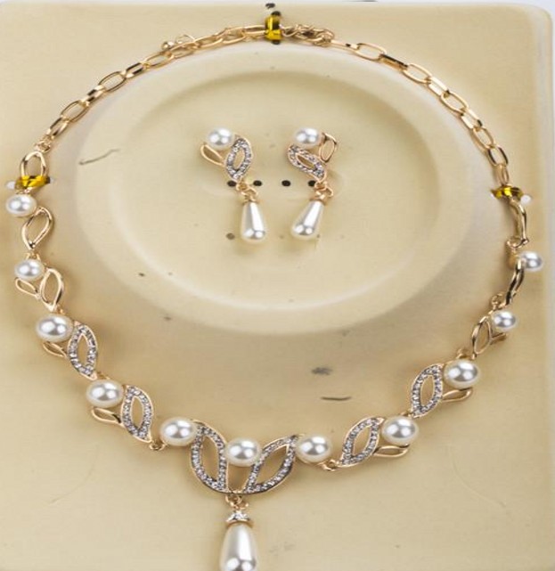 Pearl necklaces and pearl earrings in 18-karat gold are exclusive to ladies, must-have party accessories and quick delivery, Silver
Pearl necklaces and pearl earrings in 18-karat gold are exclusive to ladies, must-have party accessories and quick delivery, Silver