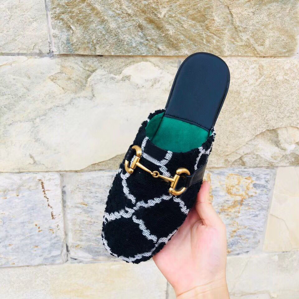 Designer Baotou women slippers fashion beach flat Lazy slippers 100% soft leather Metal Luxury lady One word Slippers Letters woman shoes 42, Black
Designer Baotou women slippers fashion beach flat Lazy slippers 100% soft leather Metal Luxury lady One word Slippers Letters woman shoes 42, Black