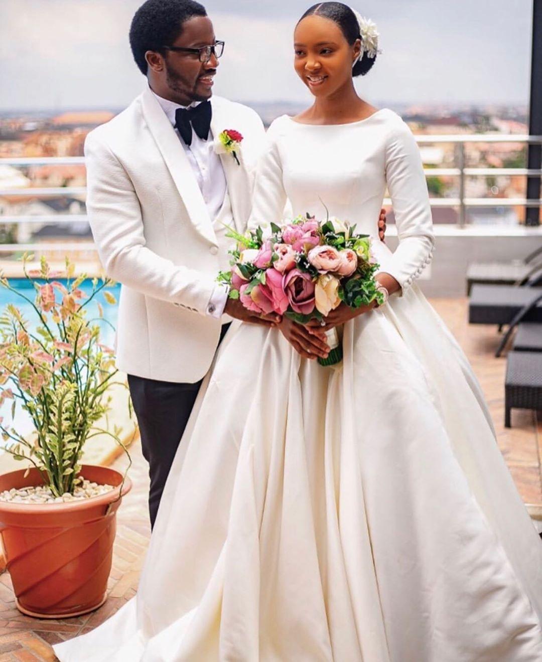 Simple Long Sleeves Dresses Ballgown Scoop Neck Covered Buttons Back Sweep Train Satin African Wedding Gown Vestido De Novia