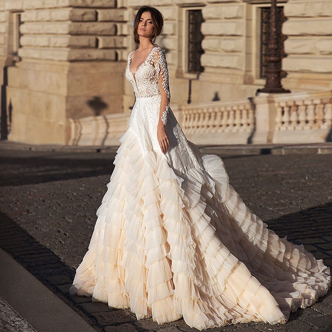 Backless Stylish Lace Wedding Dresses Sheer Plunging Neck A Line Long Sleeves Bridal Gowns Tiered Sweep Train Tulle Robe De Marie