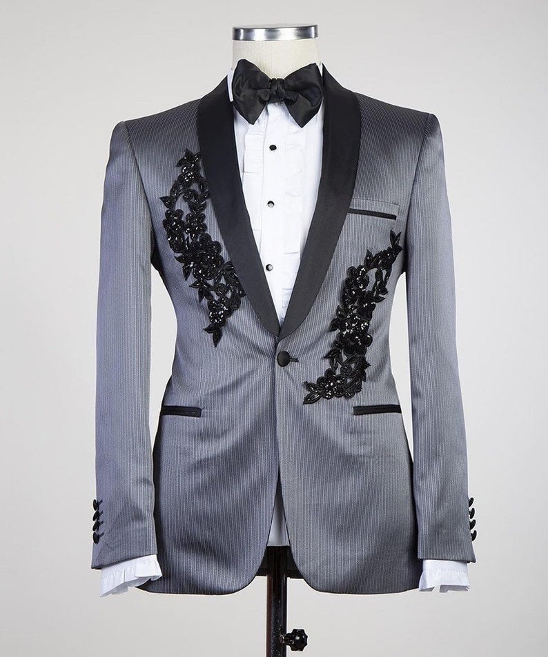 2020 Silver Grey Mens Wedding Tuxedos Lace Appliqued Pinstripe Single Jacket One Button Groom Groomsmen Suits