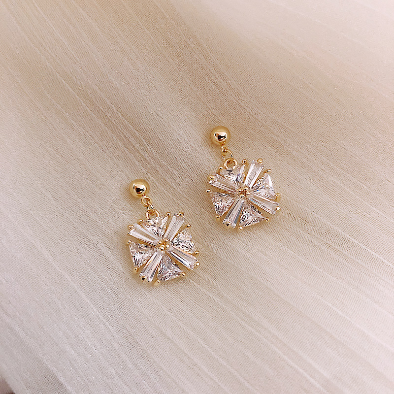 S925 Needle Korea Fashion Jewelry Square Zircon Earrings for Women Luxury Compact Elegant Crystal Earrings for Party Gift 2020
S925 Needle Korea Fashion Jewelry Square Zircon Earrings for Women Luxury Compact Elegant Crystal Earrings for Party Gift 2020