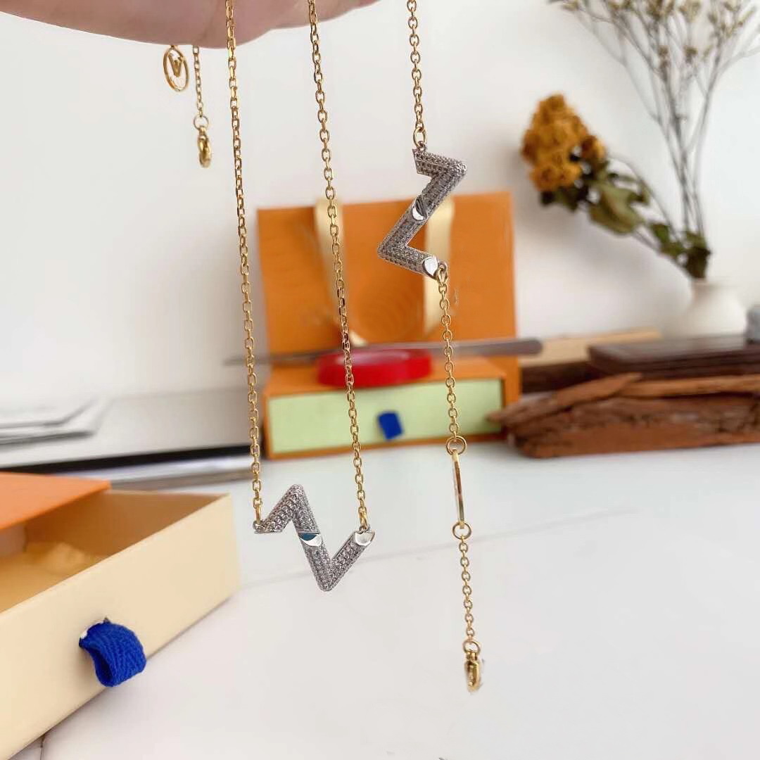 Europe America Fashion Jewelry Sets Lady Women Engraved V Initials With Full Diamond Volt Pendant Necklace Bracelet Sets, No original box
Europe America Fashion Jewelry Sets Lady Women Engraved V Initials With Full Diamond Volt Pendant Necklace Bracelet Sets, No original box