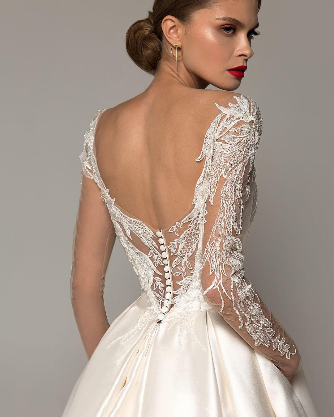 Wona 2021 Long Sleeves Wedding Dresses Deep V Neck Appliqued Covered Buttons Back Bridal Gowns Sweep Train Satin robe de mariée
