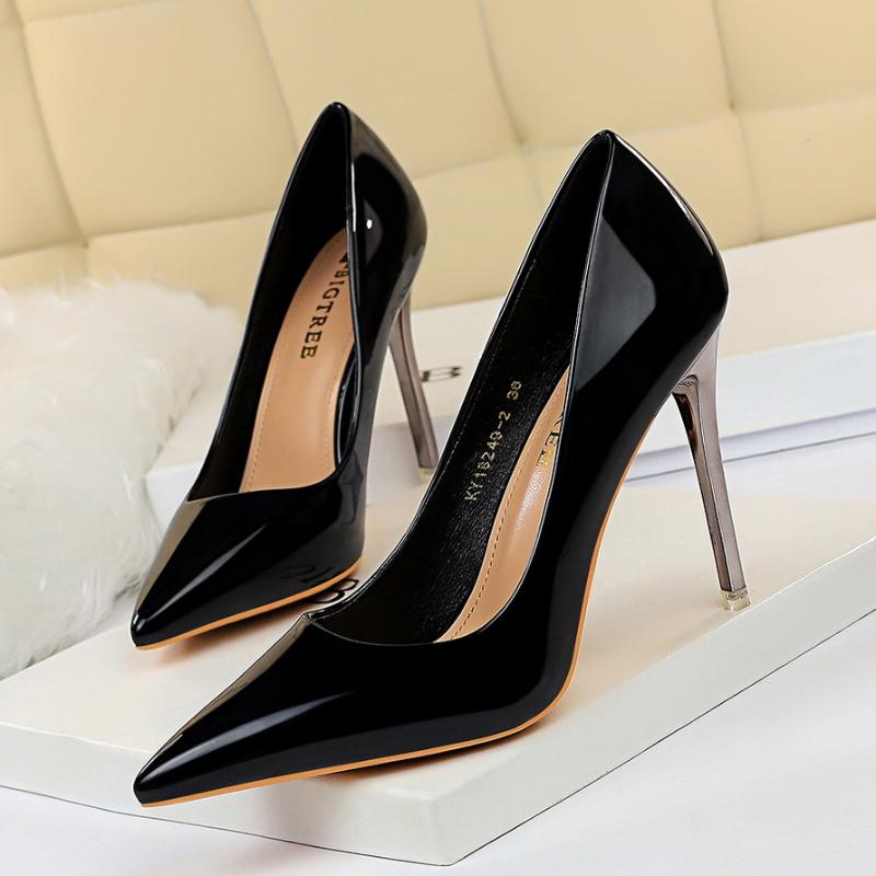 European And American Style Metal Heel Super High Heel Bright Patent Leather Shallow Mouth Pointed Sexy Color Thin High Sho, Black
European And American Style Metal Heel Super High Heel Bright Patent Leather Shallow Mouth Pointed Sexy Color Thin High Sho, Black