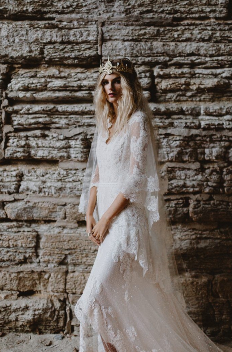 2023 High Low Bohemian Lace Wedding Dresses Sexy Illusion Back Split Front V Neck Boho Beach Bride Dress Half Sleeves Chic Country Style Bridal Gowns