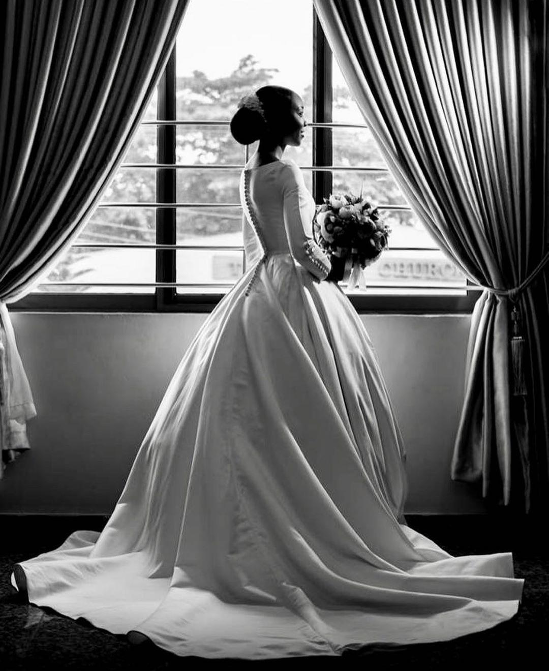 Simple Long Sleeves Dresses Ballgown Scoop Neck Covered Buttons Back Sweep Train Satin African Wedding Gown Vestido De Novia