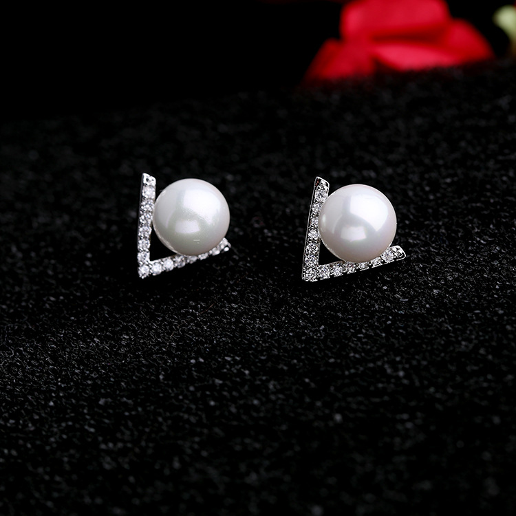 European brand s925 silver needle gray and white pearl letter v earrings temperament women simple luxury zircon earrings gift jewelry, Golden;silver
European brand s925 silver needle gray and white pearl letter v earrings temperament women simple luxury zircon earrings gift jewelry, Golden;silver