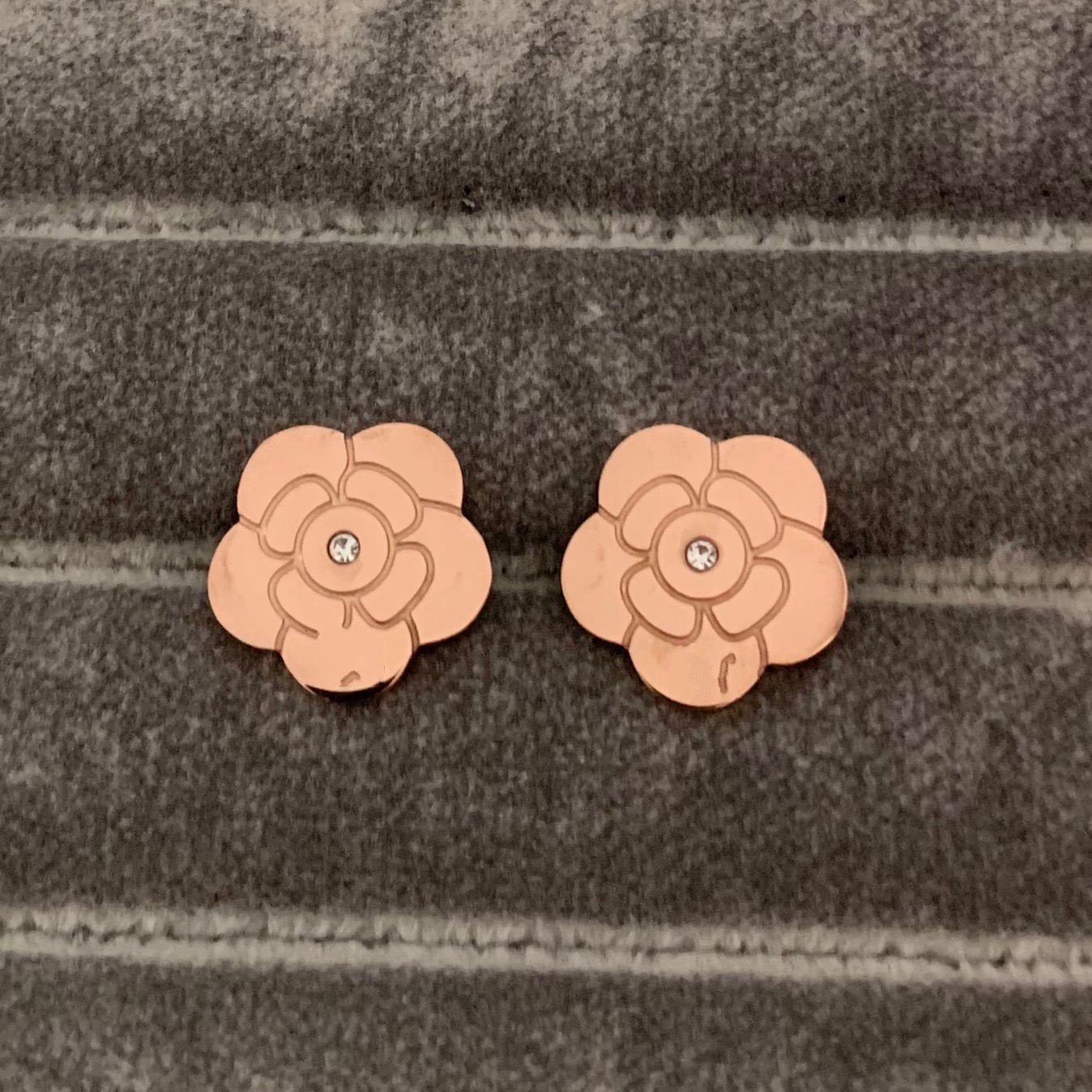 Wholesale big middle small flower Earrings Letter 18k rose Gold Silver stud Earrings size L M S Ear Studs Women Wedding Party Jewelry, Slivery;golden
Wholesale big middle small flower Earrings Letter 18k rose Gold Silver stud Earrings size L M S Ear Studs Women Wedding Party Jewelry, Slivery;golden