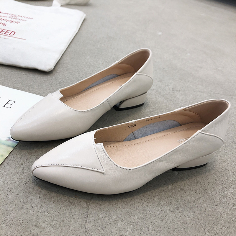 2020 fashion the first layer genuine leather Shallow pointed toe pump women med 3cm heel Office & Career Square heel Basic red, Beige
2020 fashion the first layer genuine leather Shallow pointed toe pump women med 3cm heel Office & Career Square heel Basic red, Beige