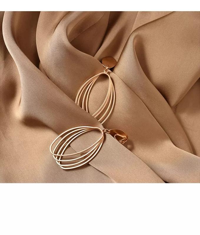 Europe and the hyperbolic curve matte gold earring female 2020 new tide niche French senior feeling earrings ear clip R775
Europe and the hyperbolic curve matte gold earring female 2020 new tide niche French senior feeling earrings ear clip R775