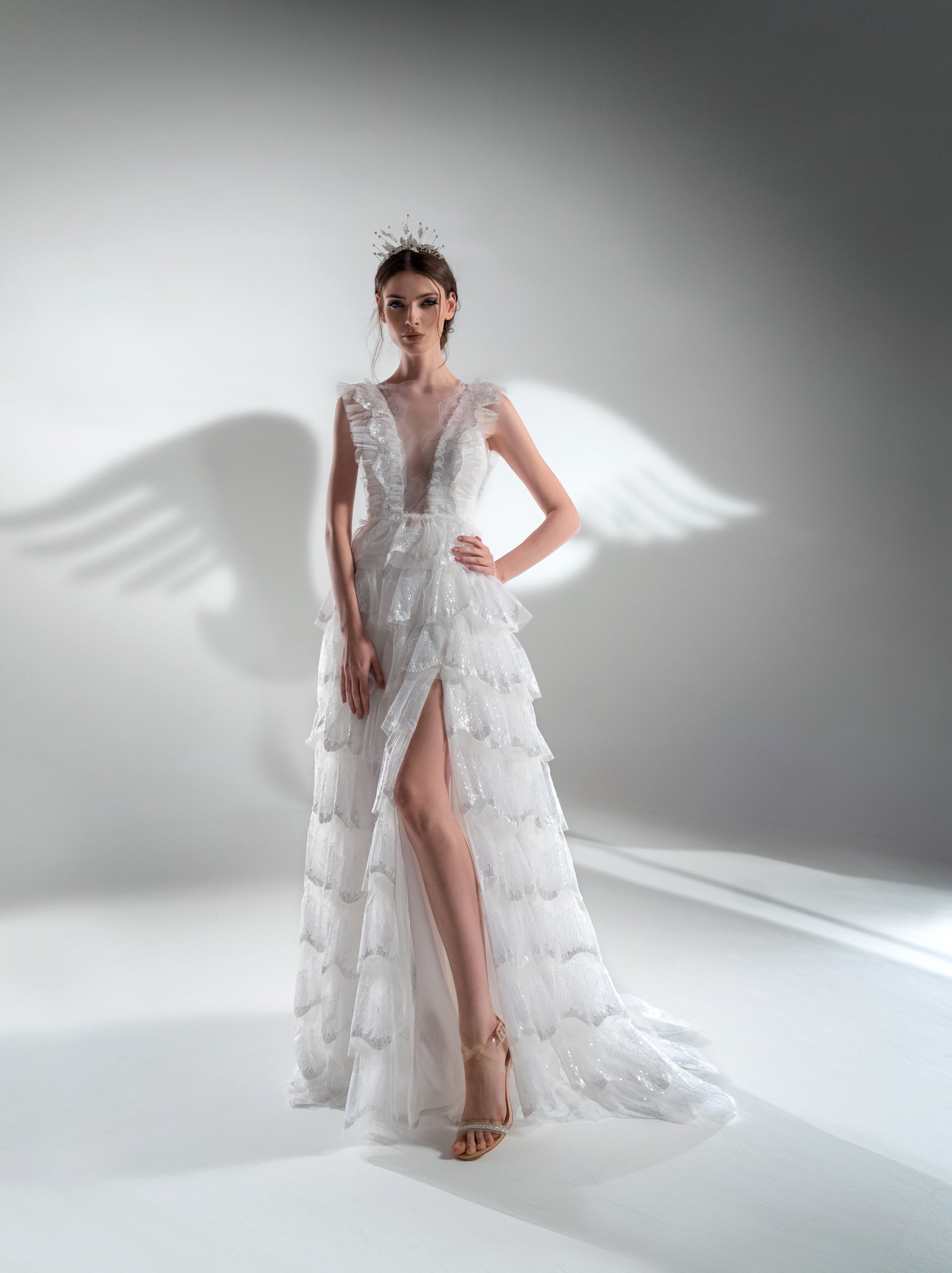 Tiered Jewel Neck Wedding Dresses Sequins Applique Sleeveless Custom Made Split Wedding Dress Sweep Train Robes De Mariée