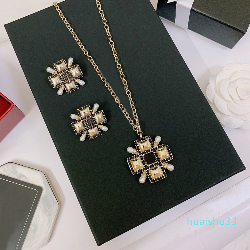 Hot Sale Female ornate cross imitation pearl ear stud necklace set fashion design high-end letter earrings collarbone choker jewelry, Golden;silver
Hot Sale Female ornate cross imitation pearl ear stud necklace set fashion design high-end letter earrings collarbone choker jewelry, Golden;silver