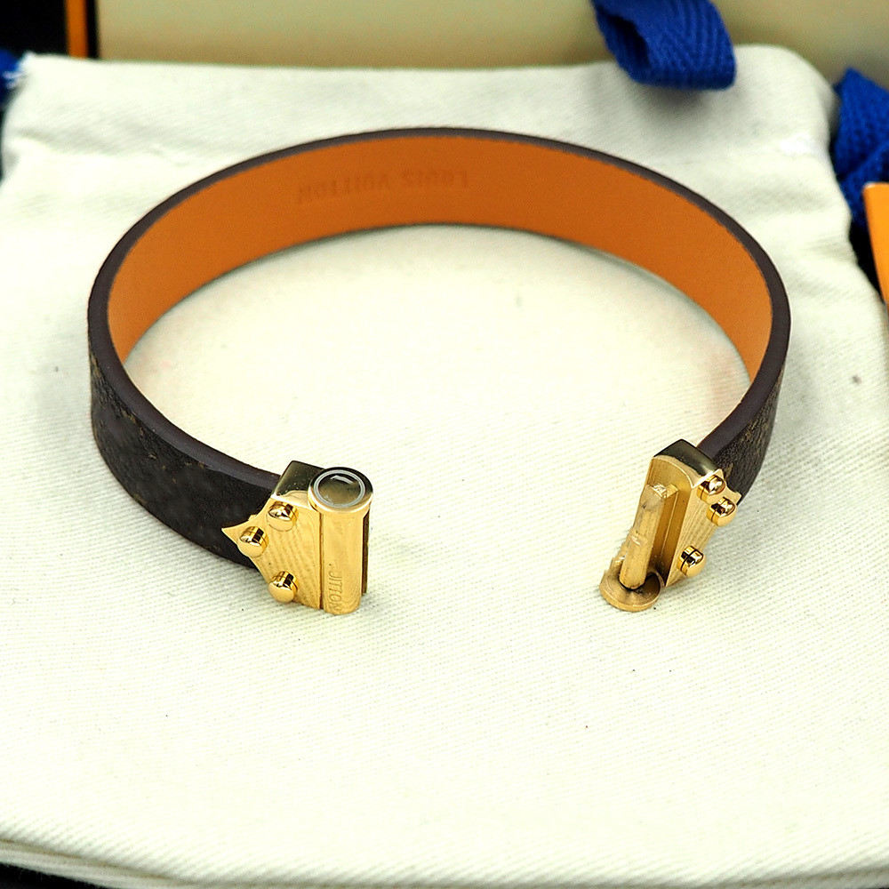 Flower Leather Bracelet Six Nail Leather Bracelet Buckle Calfskin Bracelet Men and Women Can Wear Jewelry Supply