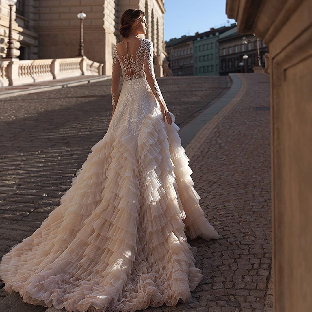 Backless Stylish Lace Wedding Dresses Sheer Plunging Neck A Line Long Sleeves Bridal Gowns Tiered Sweep Train Tulle Robe De Marie