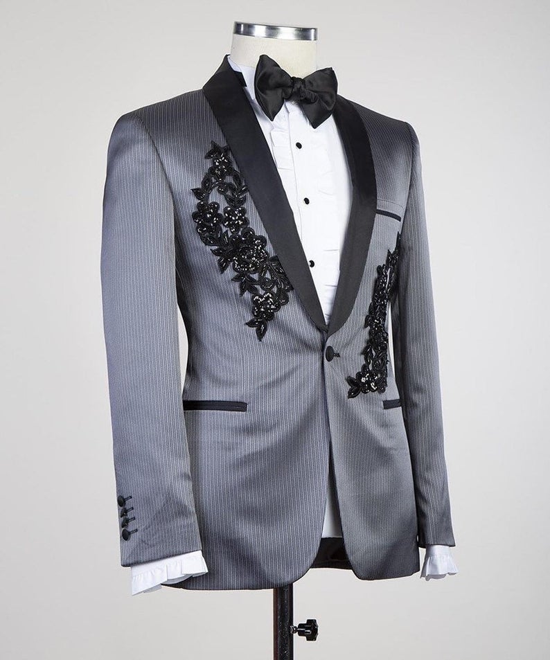2020 Silver Grey Mens Wedding Tuxedos Lace Appliqued Pinstripe Single Jacket One Button Groom Groomsmen Suits