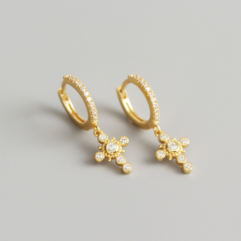 European and American cross-border light luxury S925 sterling silver INS luxury diamond design cross ear buckle earrings
European and American cross-border light luxury S925 sterling silver INS luxury diamond design cross ear buckle earrings