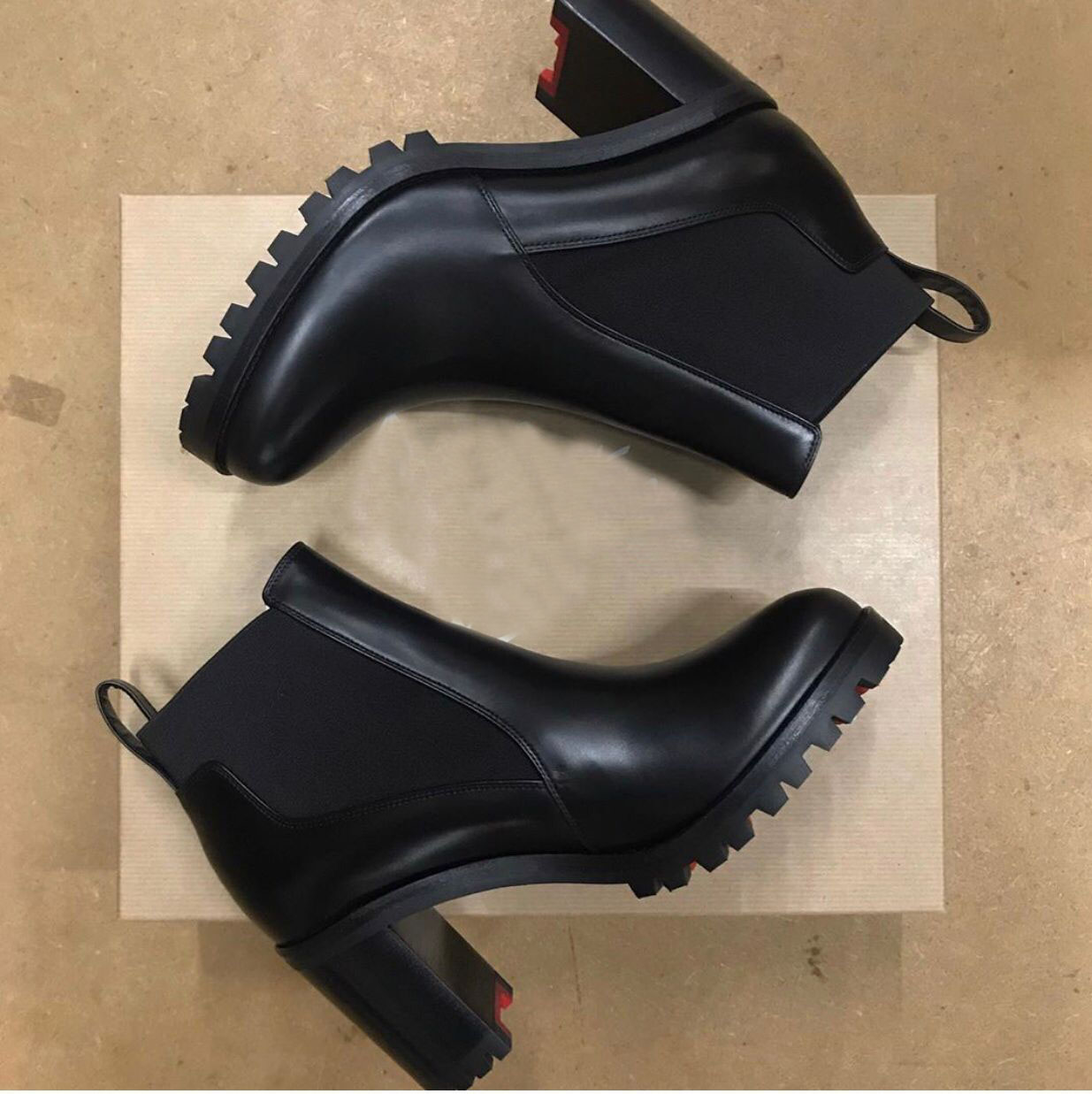 Luxury Fashion Designer Ankle Boots Lug Sole Marchacroche Women's Red Bottom Boot Chunky Heels Fashion Women Martin Boots EU35-43, Black
Luxury Fashion Designer Ankle Boots Lug Sole Marchacroche Women's Red Bottom Boot Chunky Heels Fashion Women Martin Boots EU35-43, Black
