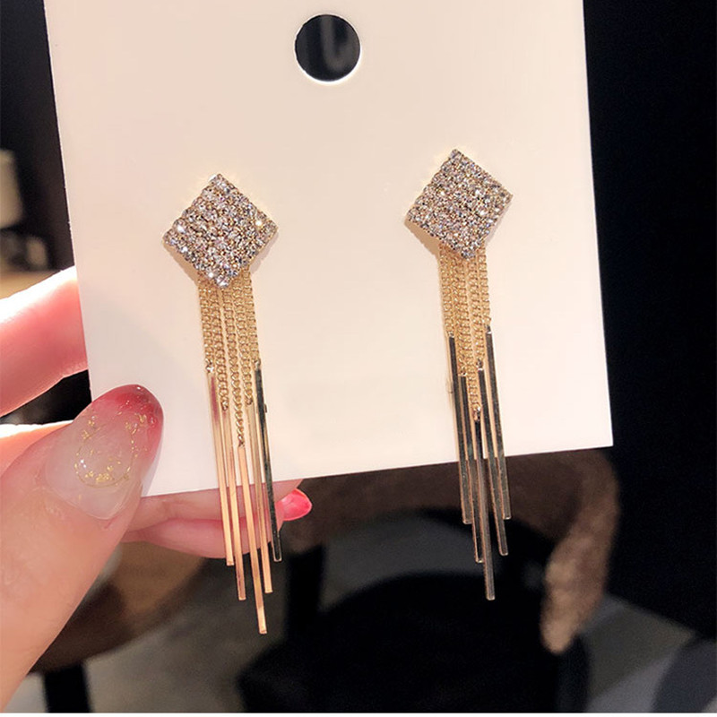 Dominated 2020 New Geometric Metal Square Earrings Tassel crystal temperament long Women Drop earrings, Silver
Dominated 2020 New Geometric Metal Square Earrings Tassel crystal temperament long Women Drop earrings, Silver
